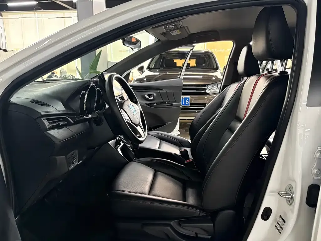 Toyota Yaris L — фото 8