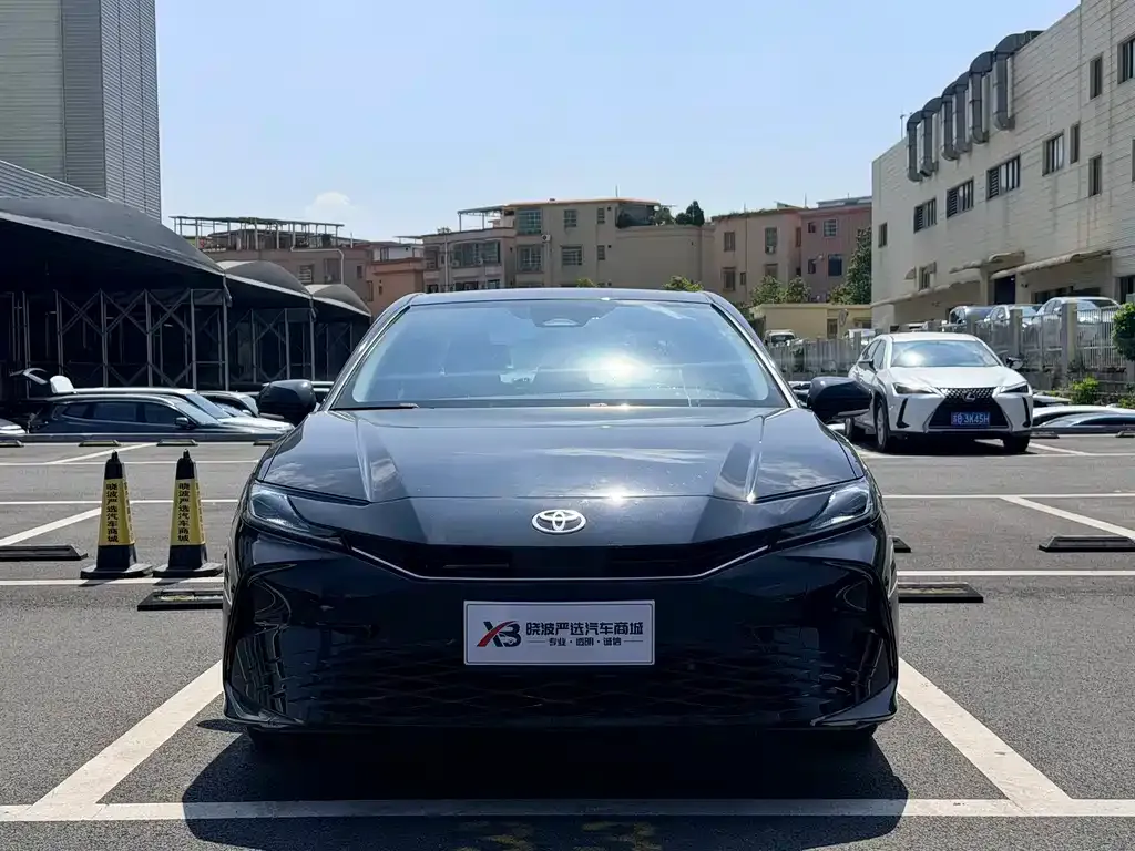 Toyota Camry — фото 2