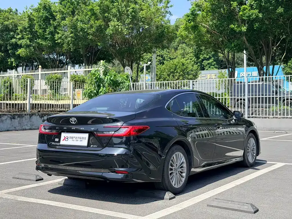 Toyota Camry — фото 10