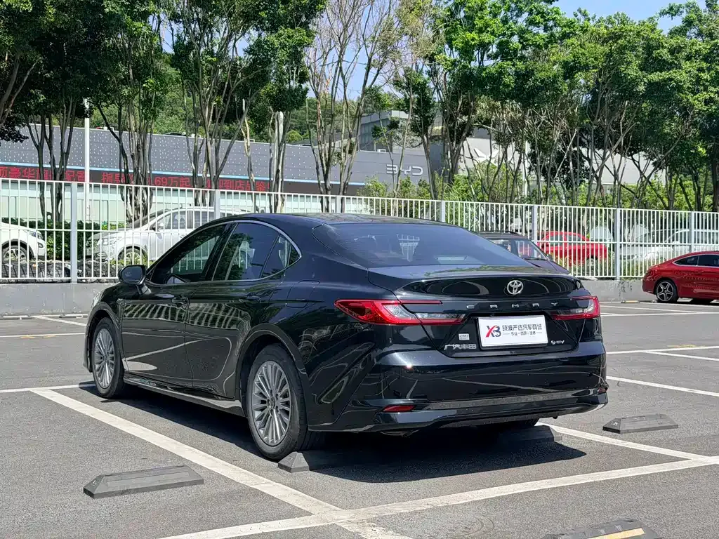 Toyota Camry — фото 5