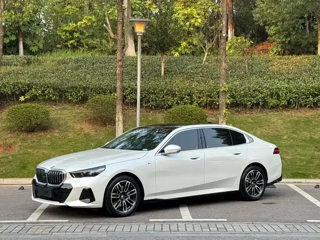 BMW 5 Series — фото 1