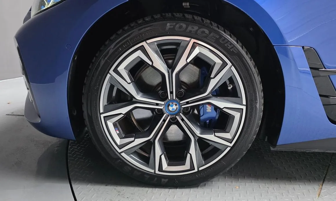 BMW i4 — фото 9