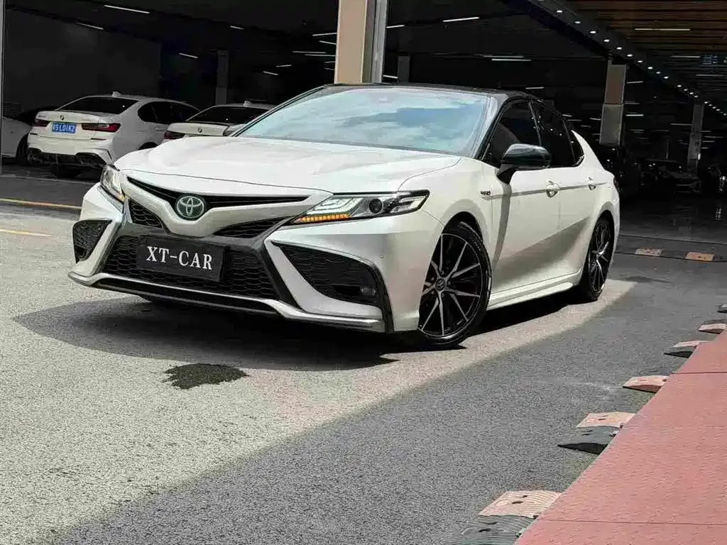Toyota Camry — фото 1