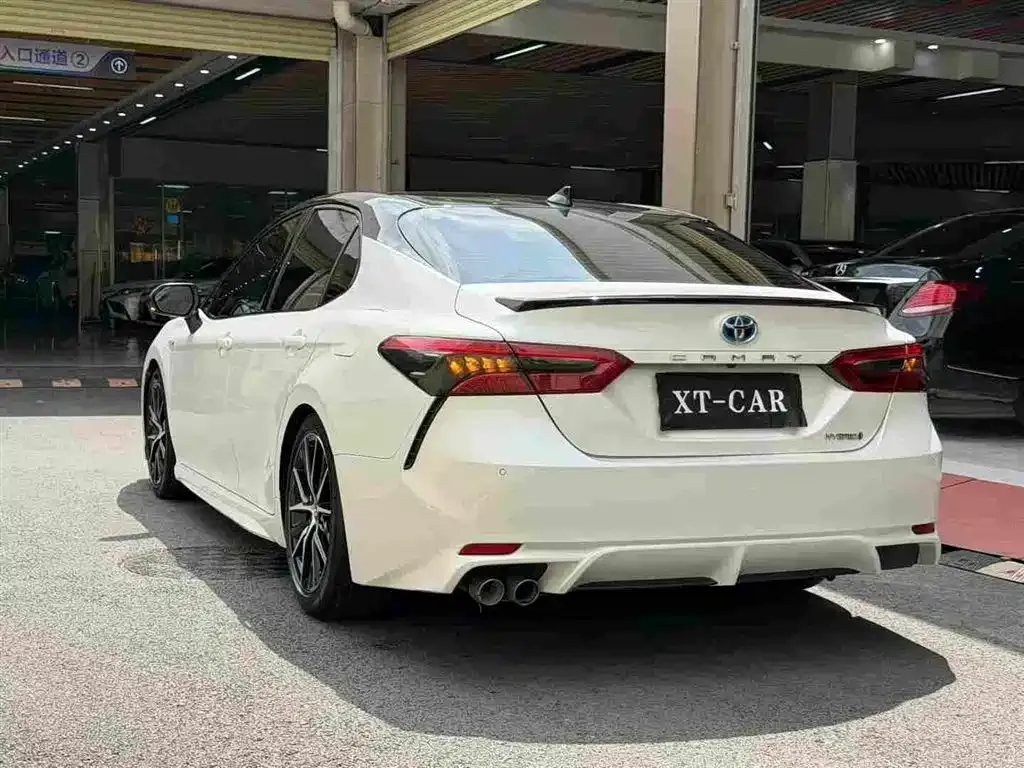 Toyota Camry — фото 2