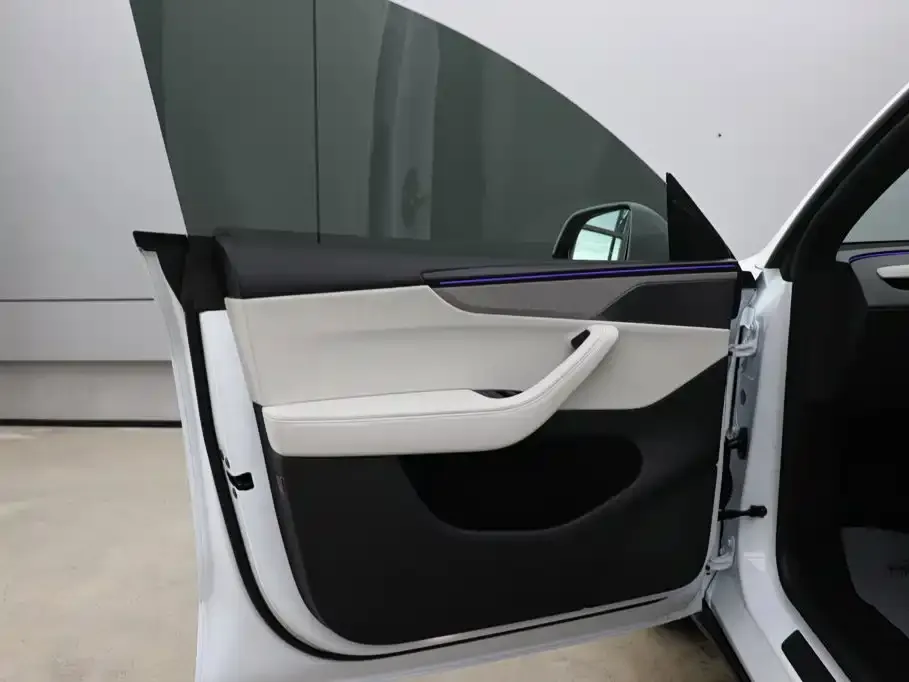 Tesla Model Y L — фото 8