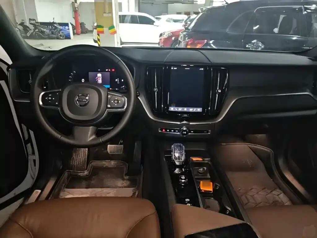 Volvo XC60 — фото 10