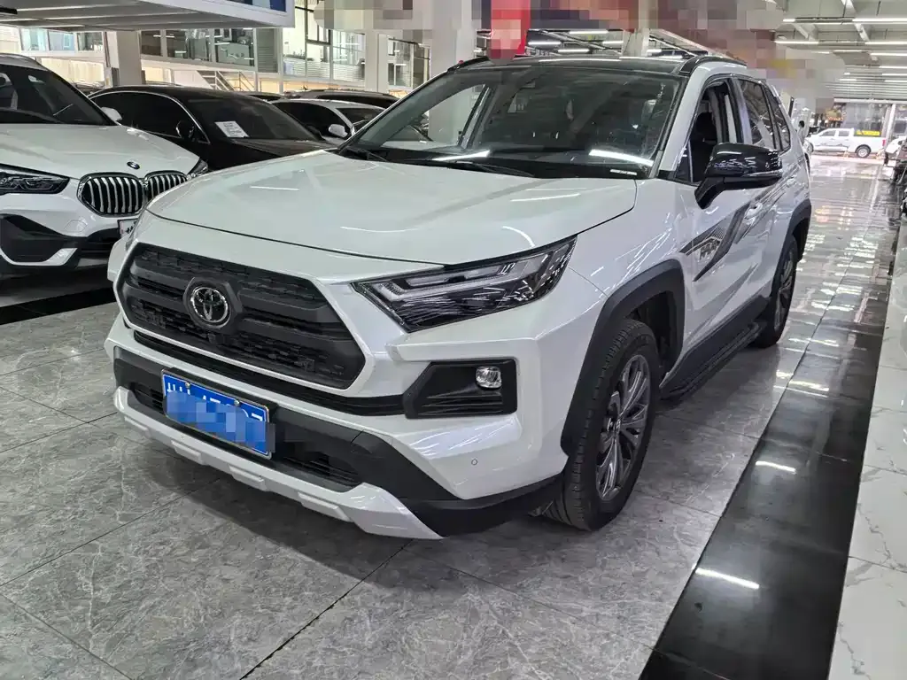 Toyota RAV4 — фото 1