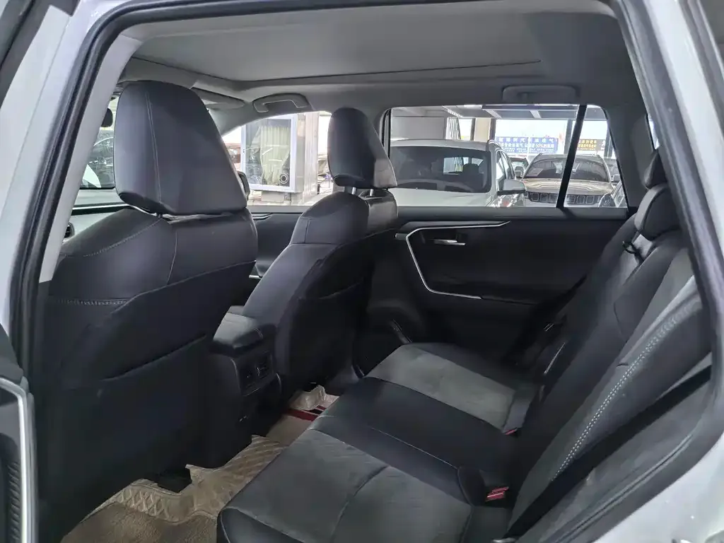 Toyota RAV4 — фото 6