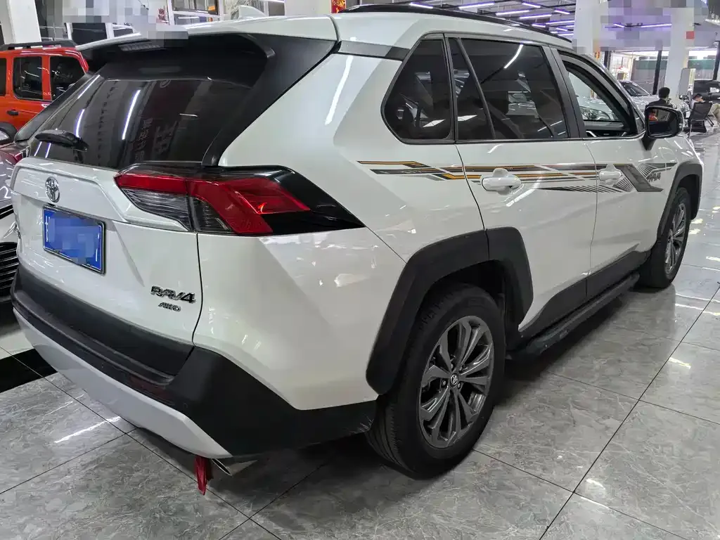 Toyota RAV4 — фото 5
