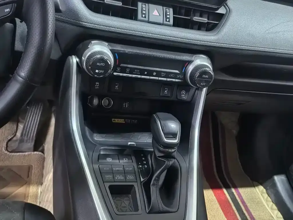 Toyota RAV4 — фото 8