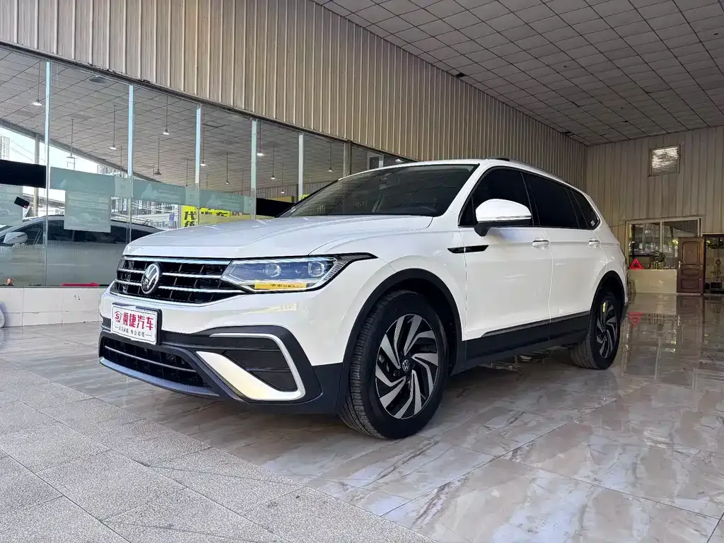 Volkswagen Tiguan L — фото 1