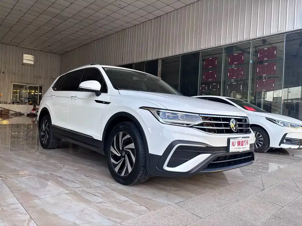Volkswagen Tiguan L — фото 9