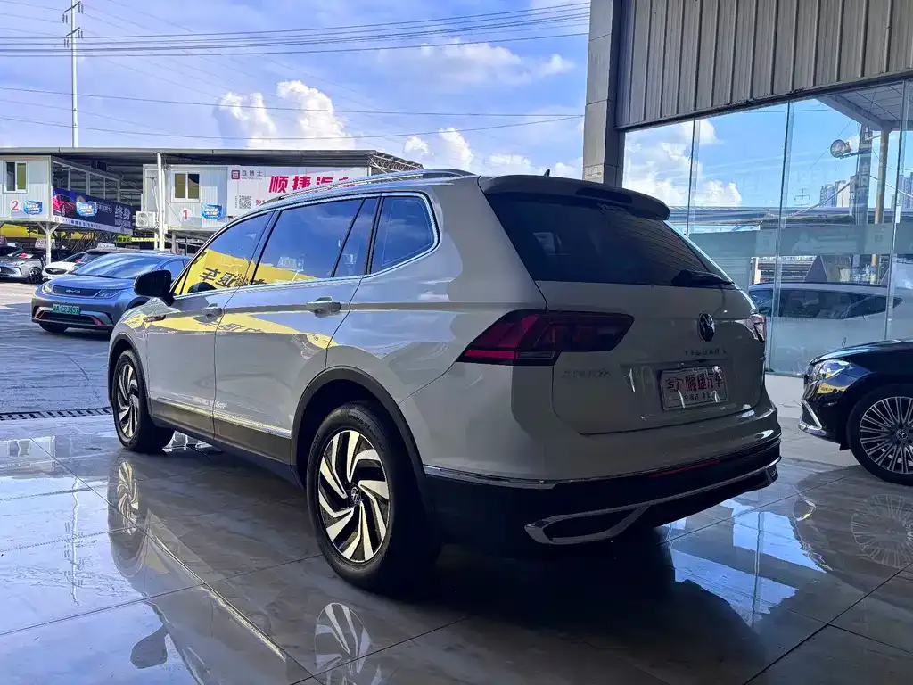 Volkswagen Tiguan L — фото 6