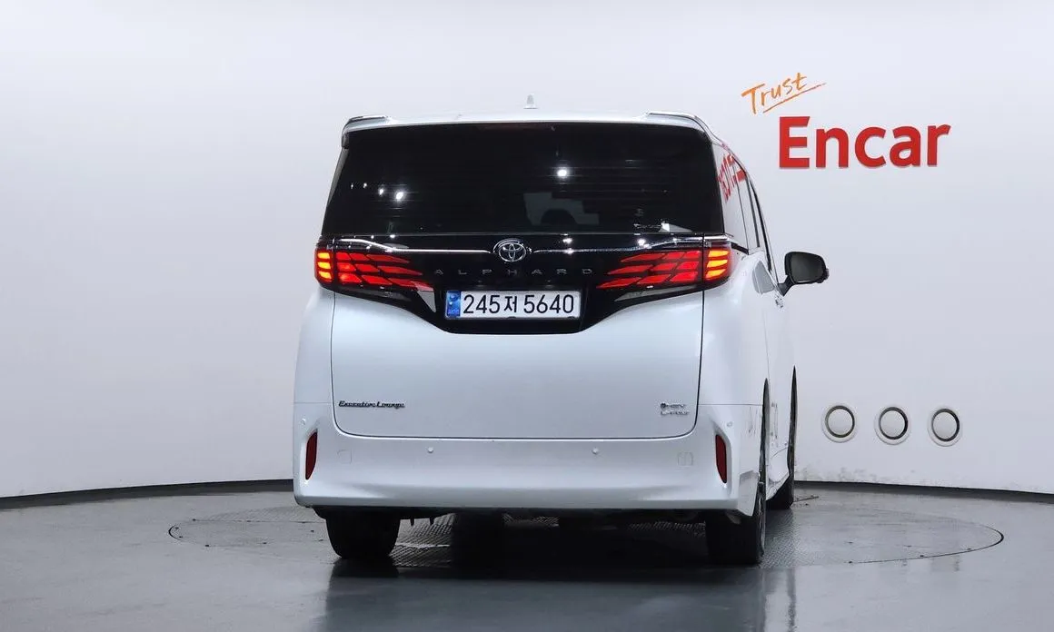 Toyota Alphard — фото 2