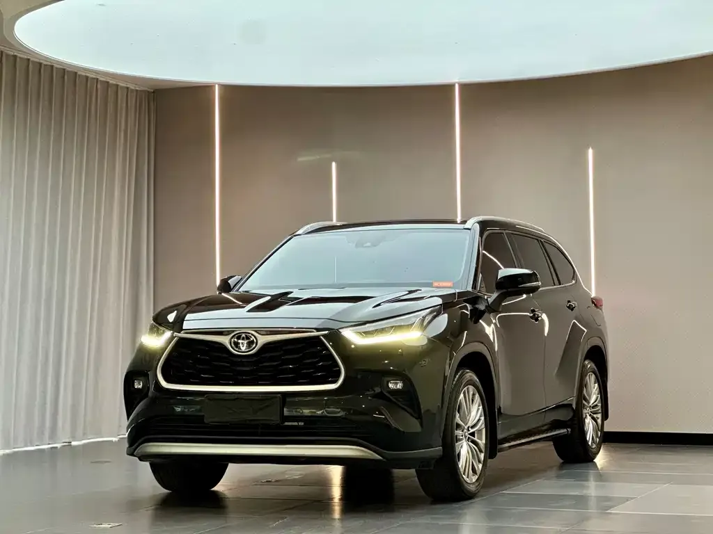 Toyota Highlander — фото 1