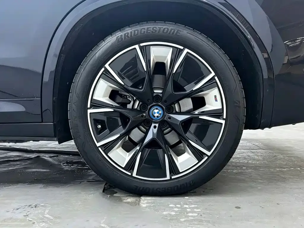 BMW iX3 — фото 10