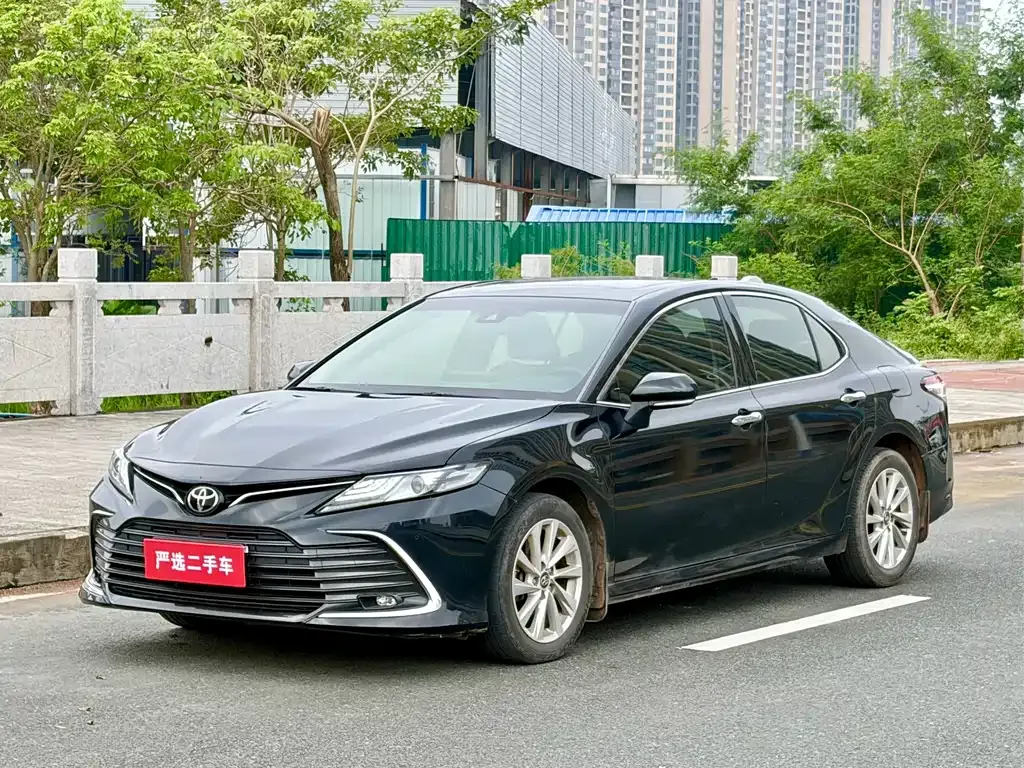 Toyota Camry — фото 1