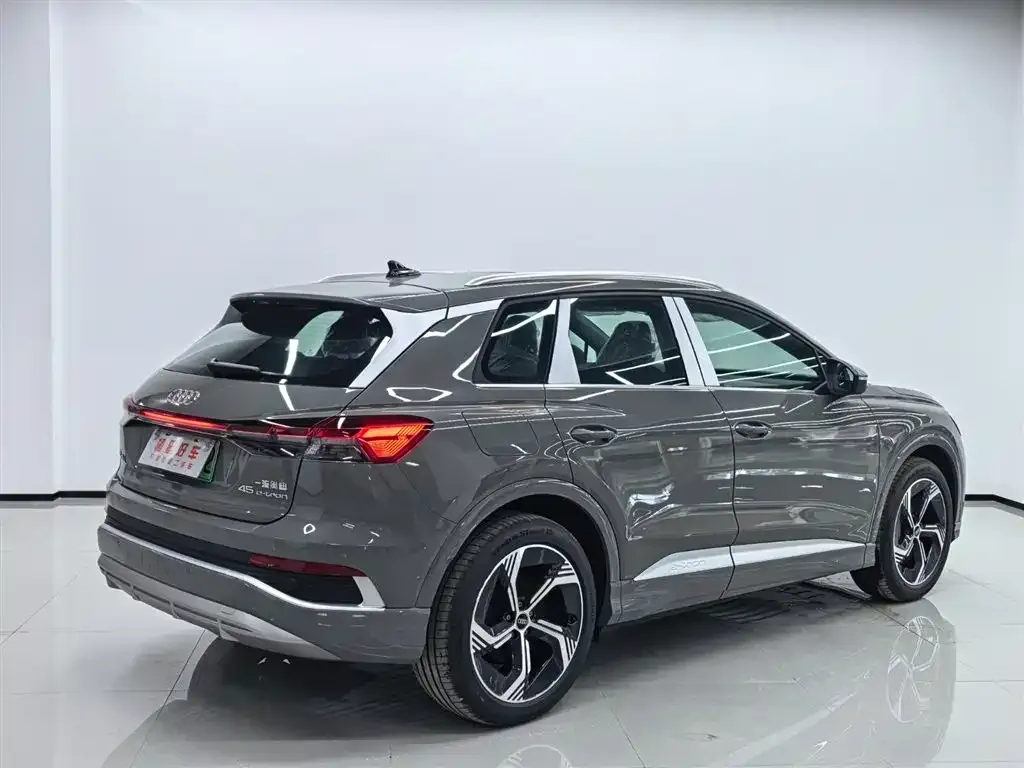 Audi Q4 e-tron — фото 2