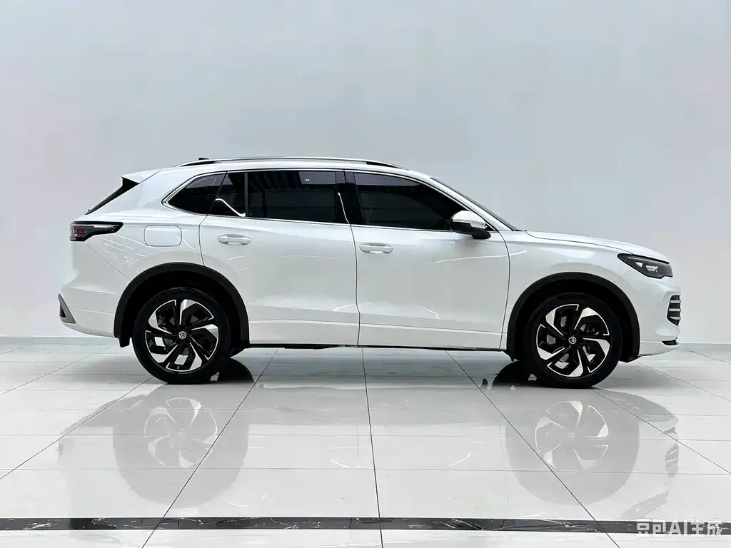 Volkswagen Tiguan L — фото 3