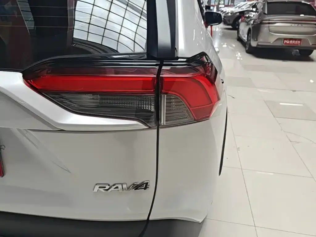 Toyota RAV4 — фото 9