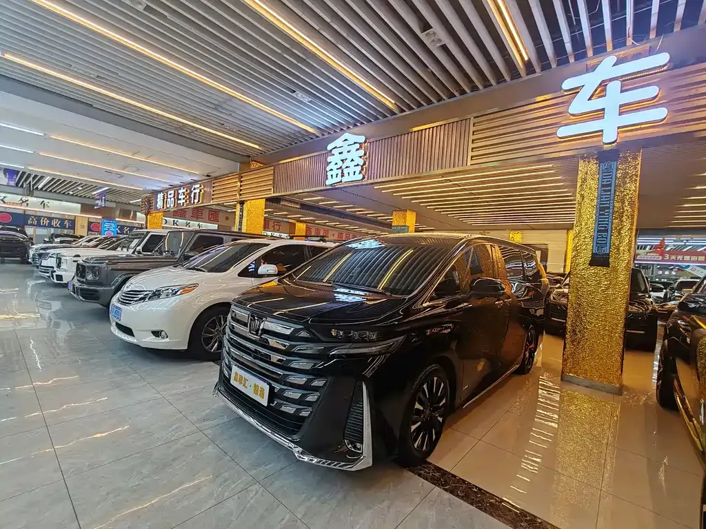 Toyota Vellfire — фото 1