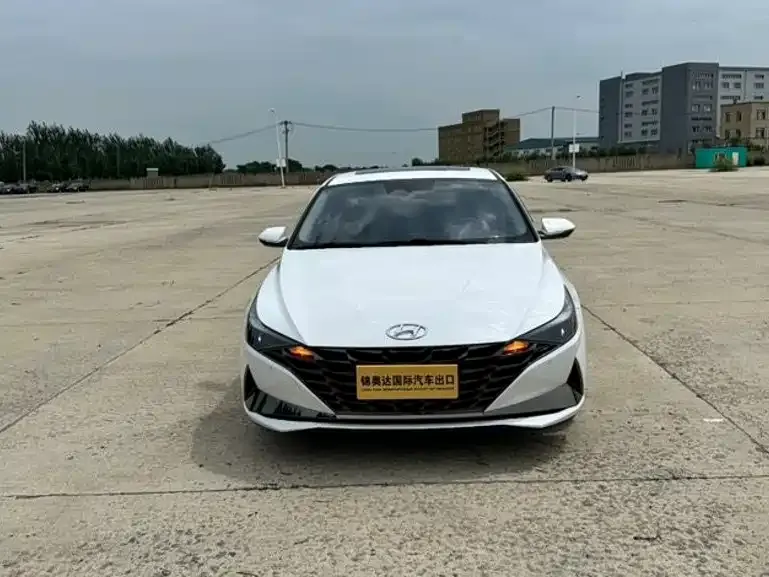 Hyundai Elantra — фото 1