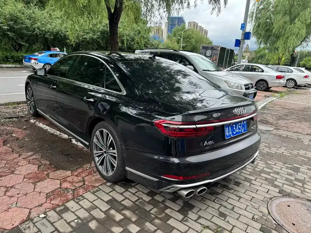 Audi A8 — фото 5