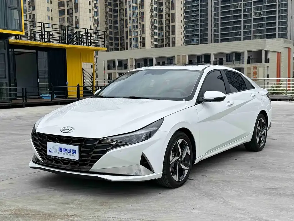 Hyundai Elantra — фото 1