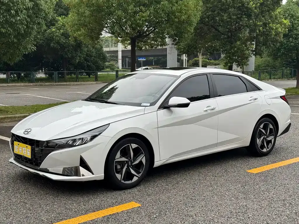 Hyundai Elantra — фото 1