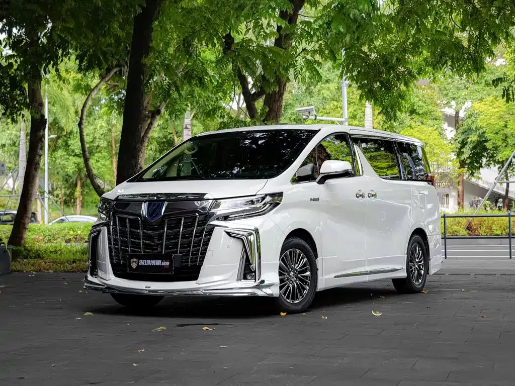 Toyota Alphard — фото 1