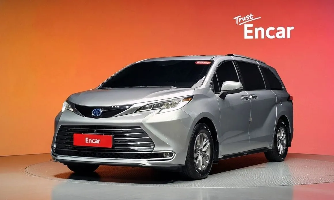Toyota Sienna — фото 1