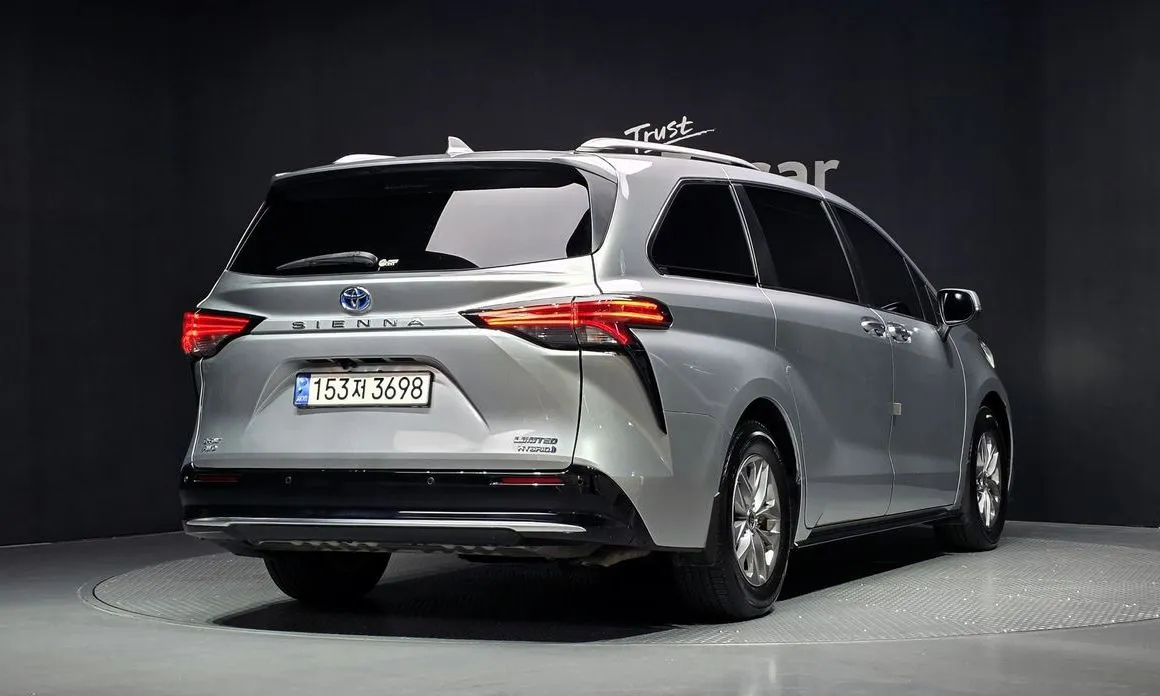 Toyota Sienna — фото 2