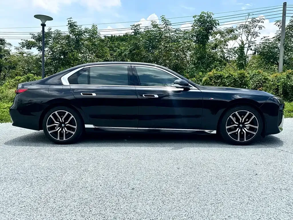 BMW 7 Series — фото 9
