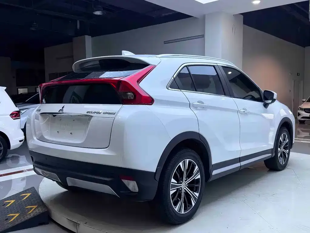 Mitsubishi Eclipse Cross — фото 10