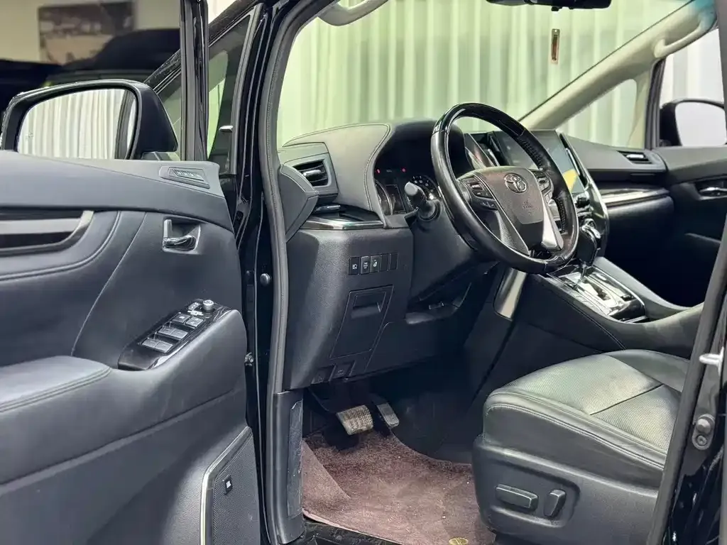 Toyota Vellfire — фото 2