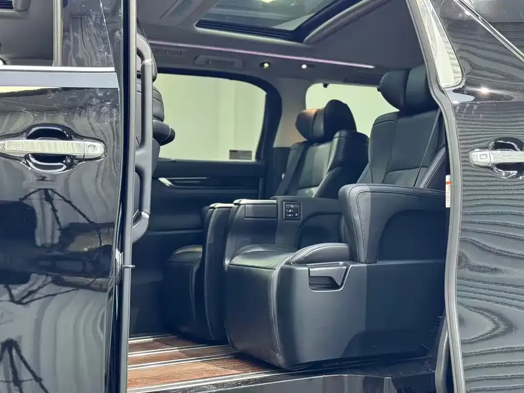 Toyota Vellfire — фото 3