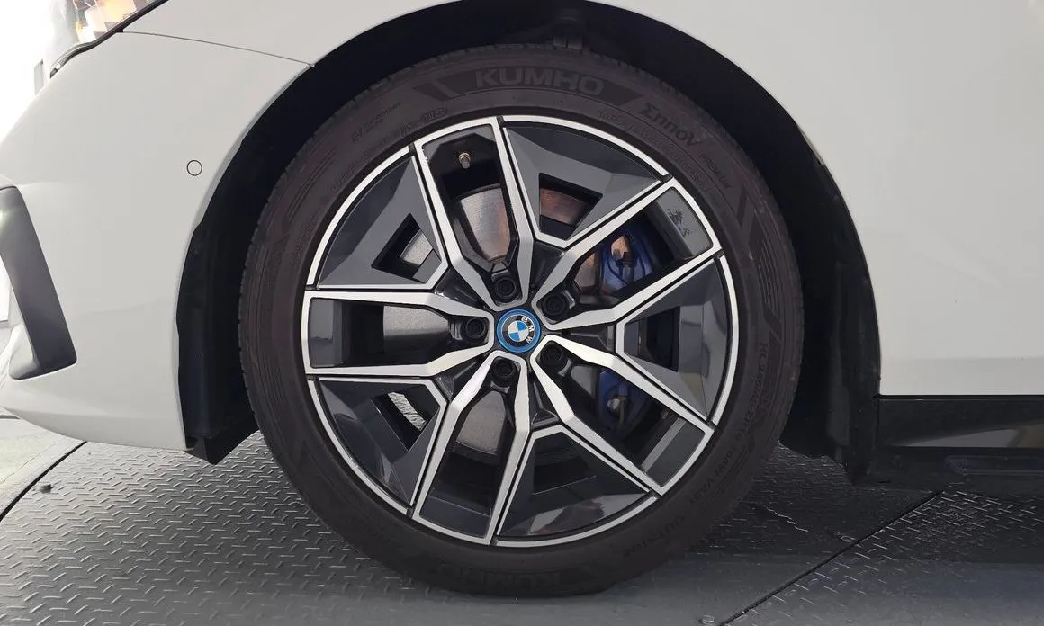 BMW i5 — фото 3