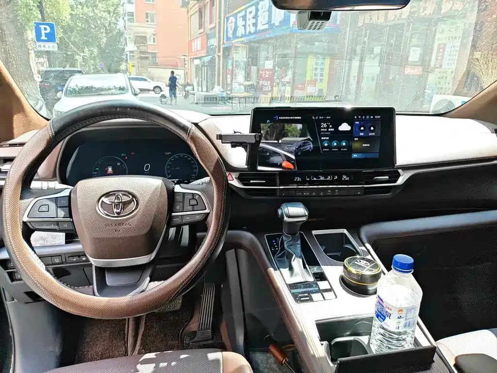 Toyota Granvia — фото 2