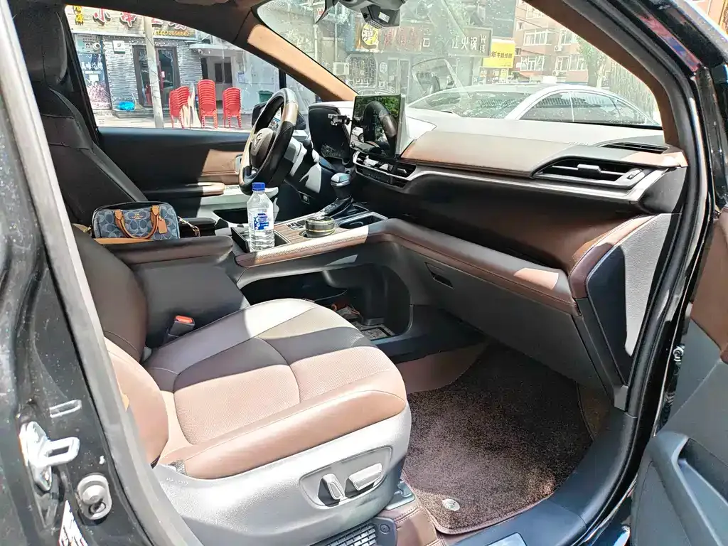 Toyota Granvia — фото 3