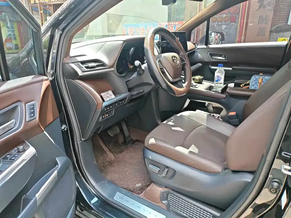 Toyota Granvia — фото 6