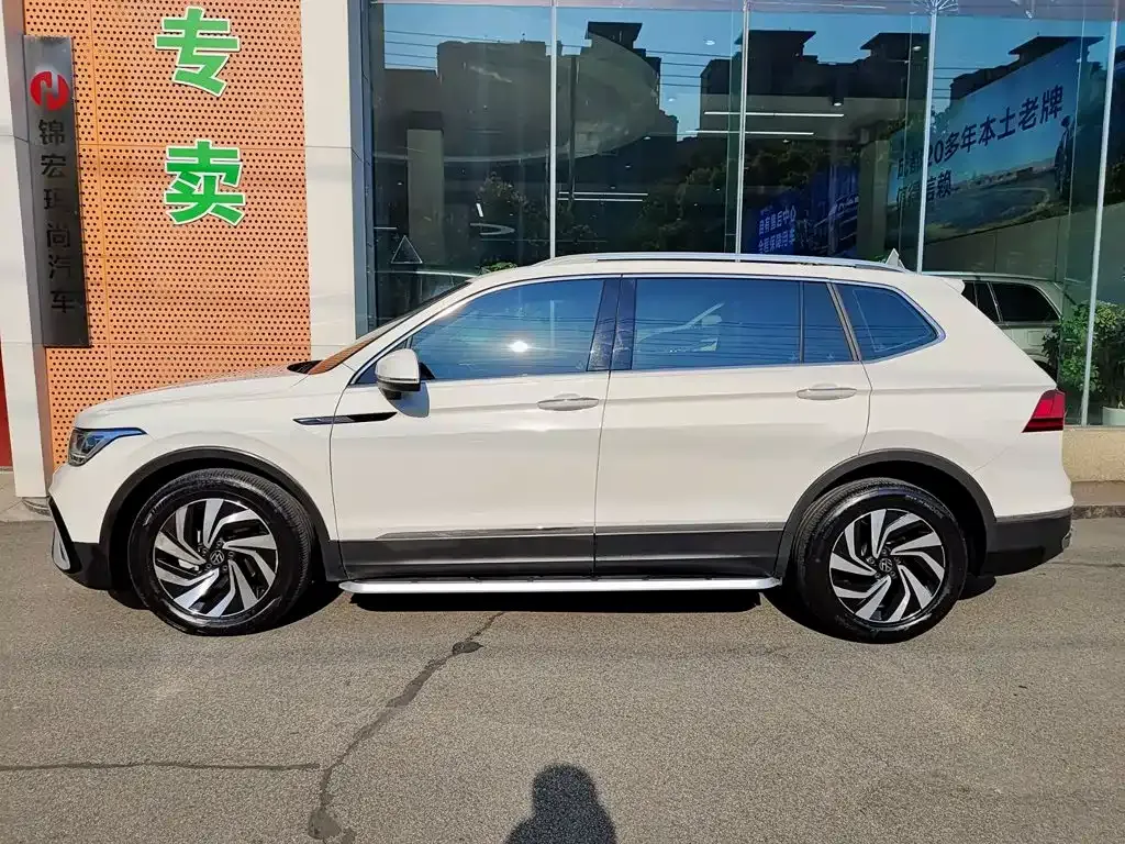 Volkswagen Tiguan L — фото 8