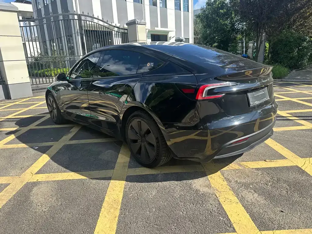 Tesla Model 3 — фото 9