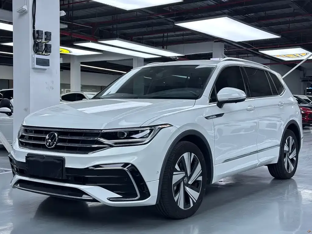 Volkswagen Tiguan L — фото 1