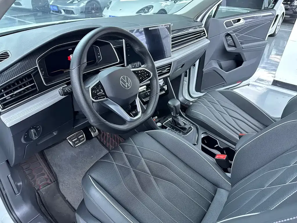 Volkswagen Tiguan L — фото 6
