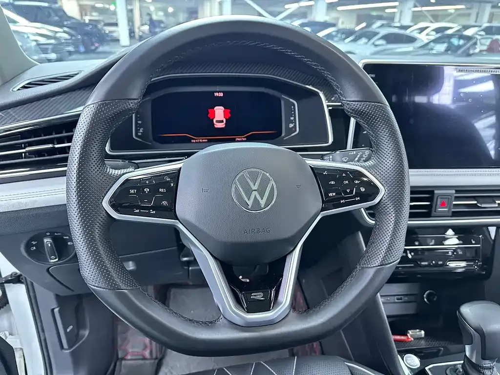 Volkswagen Tiguan L — фото 8