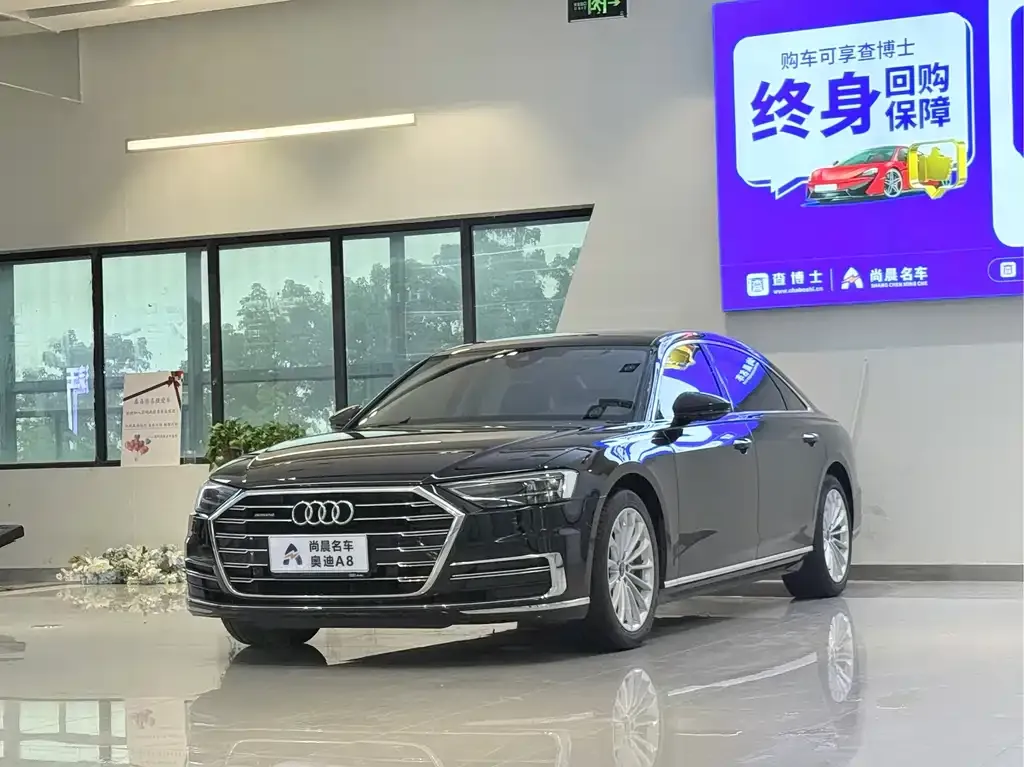 Audi A8 — фото 1