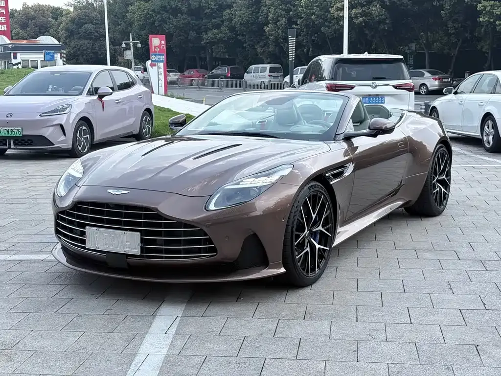 Aston Martin DB12 — фото 1