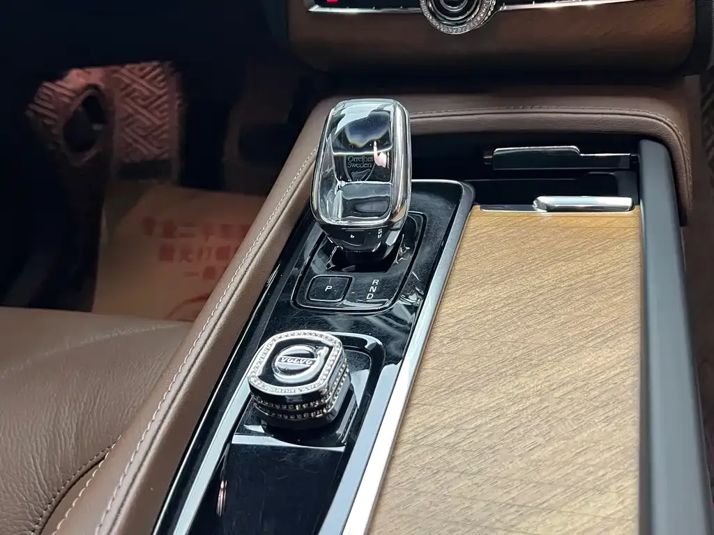 Volvo XC90 — фото 10