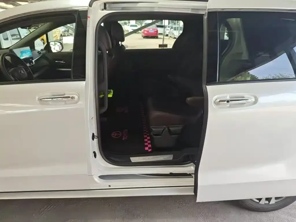 Toyota Granvia — фото 1