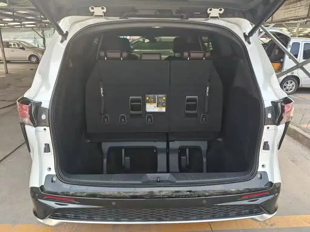 Toyota Granvia — фото 6